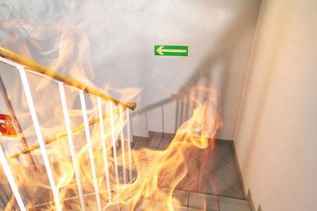 Obrazek przedstawia schody i ogień na klatce schodowej